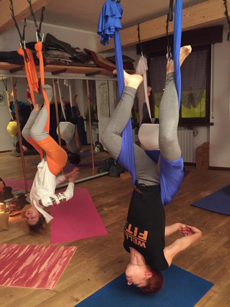 Yoga aereo e  BENESSERE PSICOLOGICO.