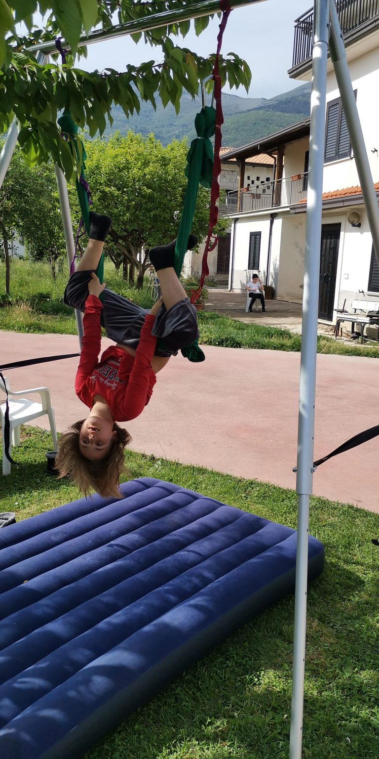 Corso on line di yoga in amaca per adulti , per aziani , per bambini , per adolescenti SUL  tuo pc di casa  certificato ITALIANO in base alla  legge 4 del 2003  GRATUITO  per il primi 3 inscritti