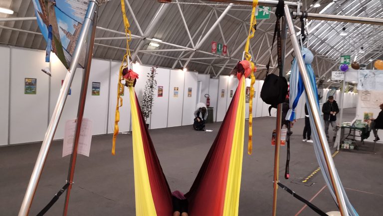 Strutture , stand , per fare yoga a casa in macchina in camper in barca o nei parchi  in plain air .