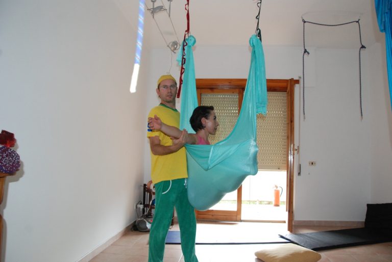 Liberta emozionale in amaca vincere l’ ernia e strappi muscolari  ogni sorta di Stress con l assenza di gravità  corso on line d’ insegnante  di yoga aereo , pilates su amaca